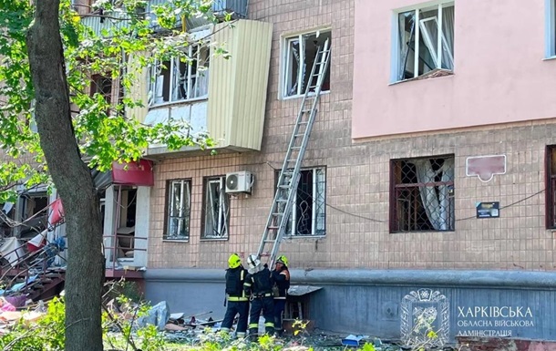 Наслідки влучання російської ракети у житловий будинок у Харкові