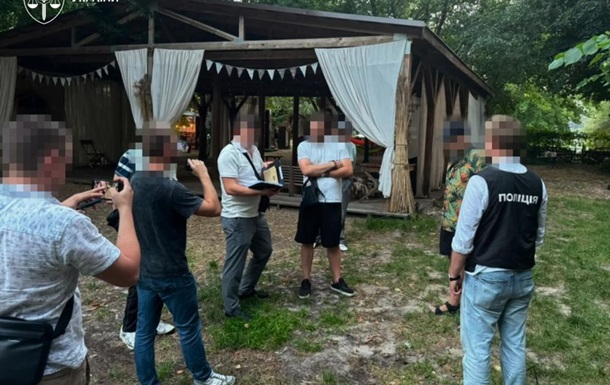 Затримання чиновника Гідропарку правоохоронцями