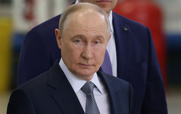 Палаючий російський нафтопереробний завод як символ енергетичної кризи РФ