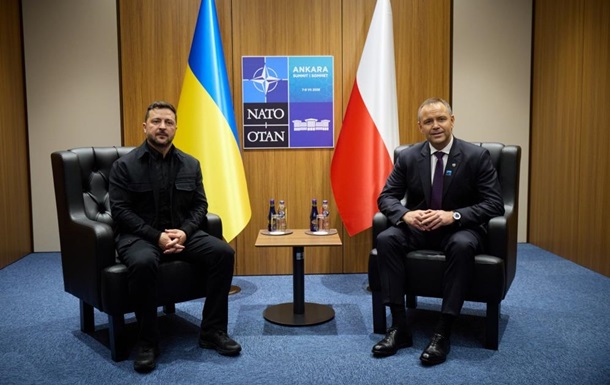 Володимир Зеленський та Кароль Навроцький під час зустрічі в Анкарі