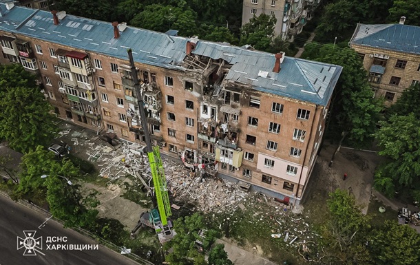 Наслідки російського удару по житловому будинку у Харкові