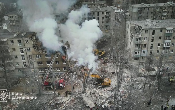 Бригади відновлення працюють над ліквідацією наслідків обстрілів житлового будинку