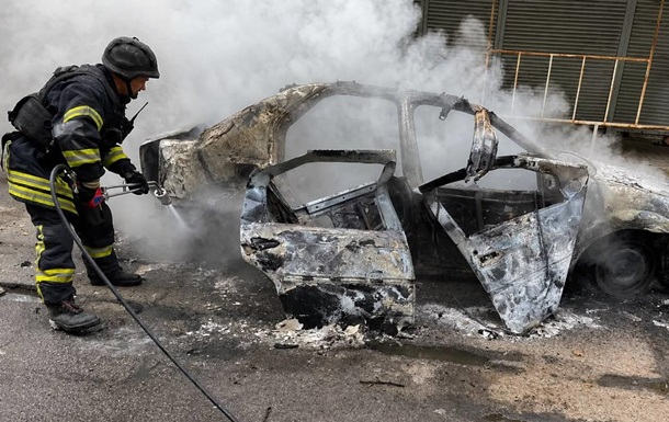 Наслідки атаки російського безпілотника на цивільний автомобіль у Херсоні