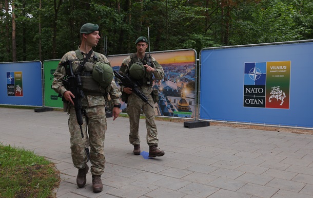 Штаб-квартира НАТО в Брюсселі з візуалізацією цифрових даних
