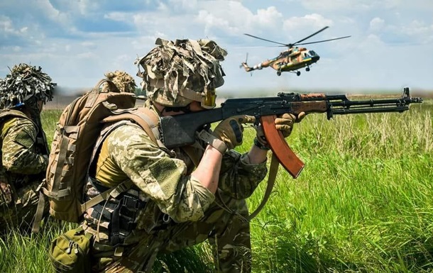Українські військові відбивають атаку російських окупантів на східному фронті