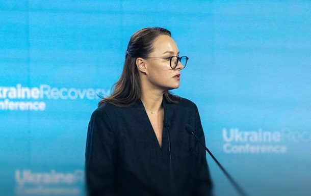 Юлія Свириденко на фоні прапора України та символіки Світового банку
