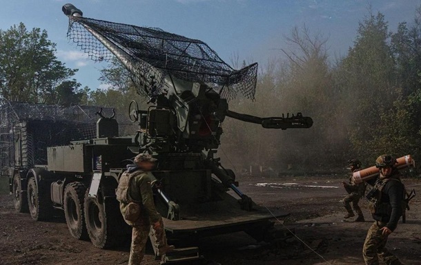 Українські артилеристи ведуть вогонь по позиціях ворога на лінії фронту