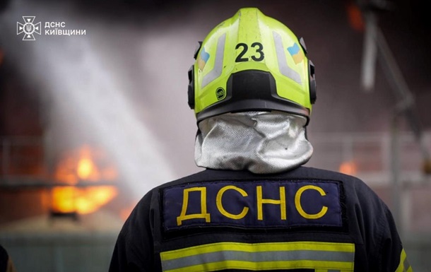 Рятувальники ДСНС гасять масштабну пожежу на об'єкті інфраструктури під Києвом