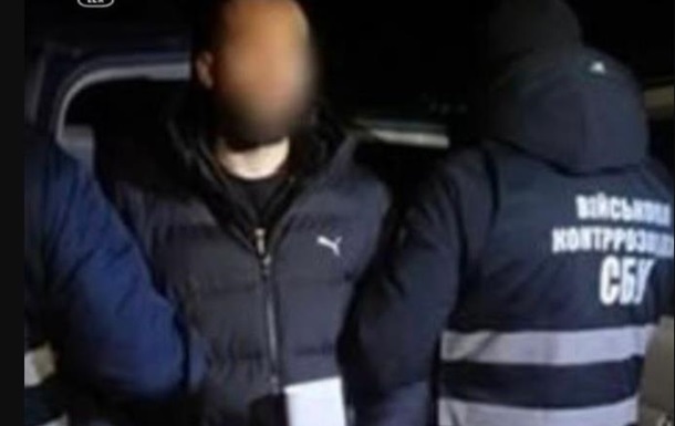 Український військовослужбовець та судовий молоток як символ правосуддя