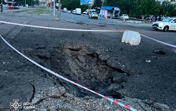 Наслідки влучання балістичної ракети у житловий сектор Києва