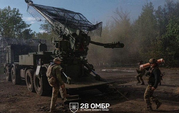 Українські військові на позиціях під час відбиття атаки ворога