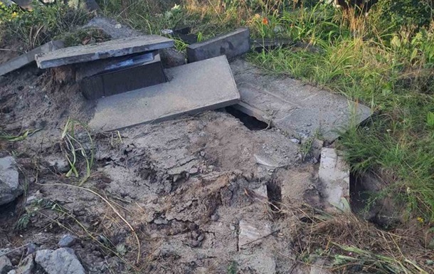 Місце, де стояв танк-пам'ятник на цвинтарі на Харківщині