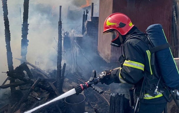 Наслідки російського артилерійського обстрілу житлових кварталів Херсонщини
