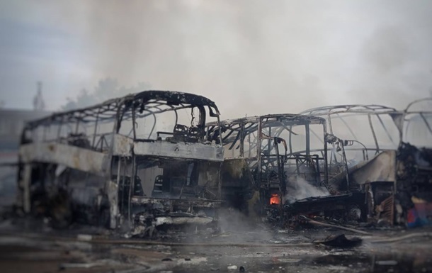 Наслідки влучання ворожої ракети в автотранспортне підприємство Одеси