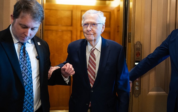 Мітч Макконнелл у будівлі Капітолію США
