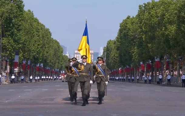 Українські військові крокують на параді до Дня взяття Бастилії в Парижі