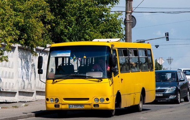 Київська маршрутка на зупинці