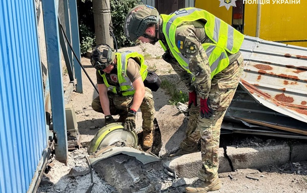 Вибухотехніки поліції працюють з уламками ракети С-400 у Києві