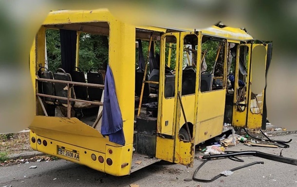 Пошкоджене маршрутне таксі в центрі Херсона після атаки дроном