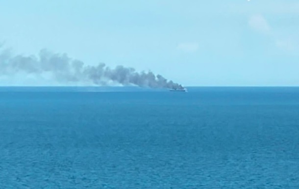 Пошкоджене судно в акваторії Чорного моря після атаки РФ