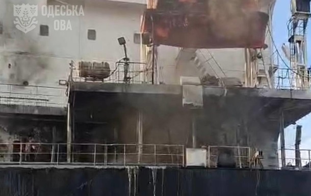 Наслідки атаки російського БпЛА на цивільне судно в порту Одещини