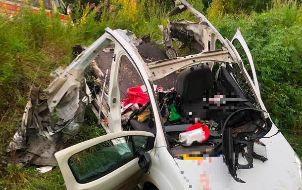 Наслідки російського удару по цивільному автомобілю на Харківщині