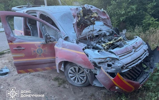 Знищений російським FPV-дроном автомобіль рятувальників у Краматорську
