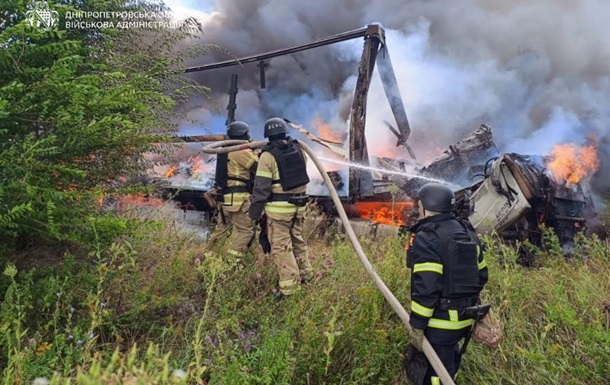 Наслідки російських обстрілів цивільної вантажівки на Дніпропетровщині