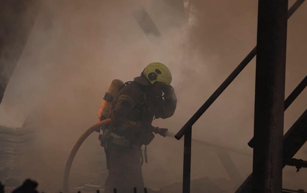 Наслідки ракетного удару по складських приміщеннях у Святошинському районі Києва