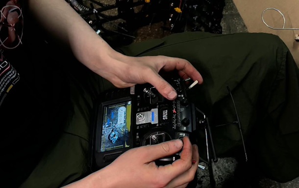 Український FPV-дрон з інтегрованим ШІ готується до виконання бойового завдання