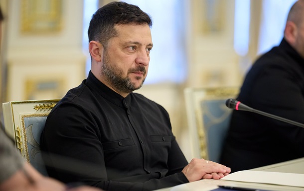 Наслідки російського ракетного удару по житловому будинку в Києві