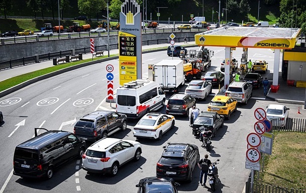 Черги на російських АЗС через дефіцит бензину