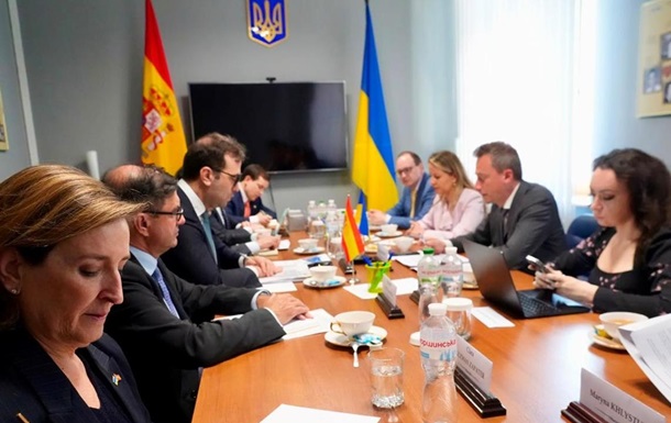 Українсько-іспанська делегація на зустрічі щодо відбудови України