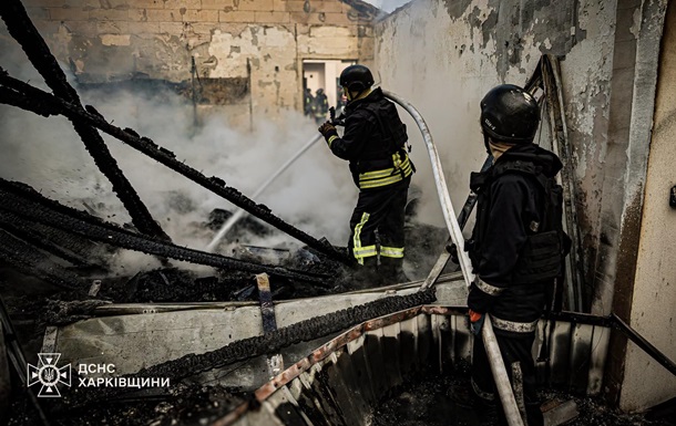 Наслідки російського обстрілу житлових кварталів на Харківщині