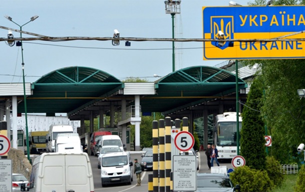 Вантажівки в черзі на кордоні під час тестування системи єЧерга