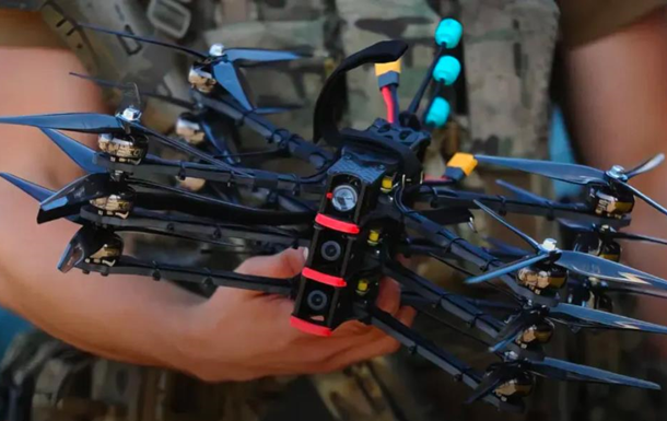 Українські оператори готують до вильоту ударний FPV-дрон на передовій