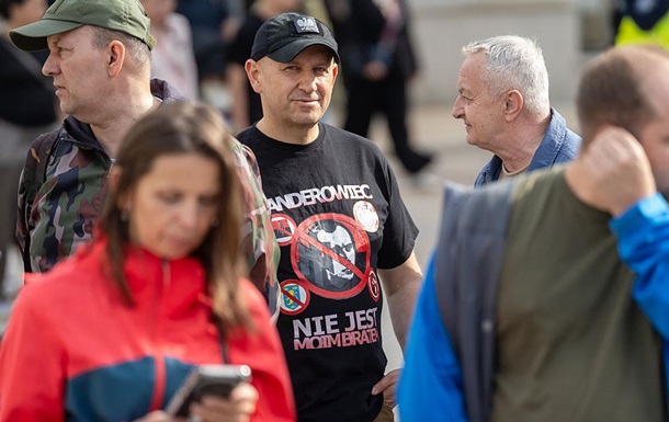 Польські громадяни біля пункту допомоги українським біженцям