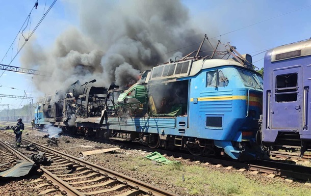 Пошкоджений російським ударом потяг на Запоріжжі