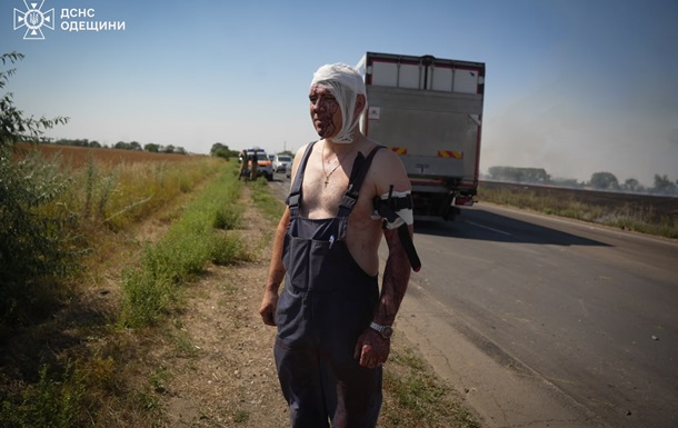 Наслідки ворожого удару по Одесі, рятувальники ліквідовують пожежу