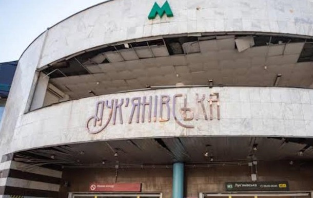Пошкоджений вестибюль станції метро Лук'янівська після ракетної атаки РФ