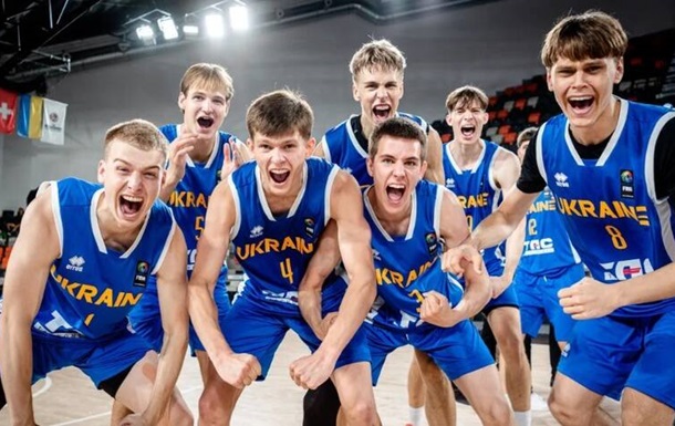 Молодіжна збірна України з баскетболу святкує перемогу