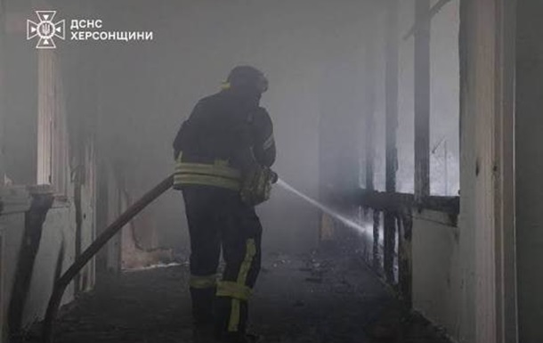 Пошкоджена будівля медичного закладу в Херсоні після російського обстрілу