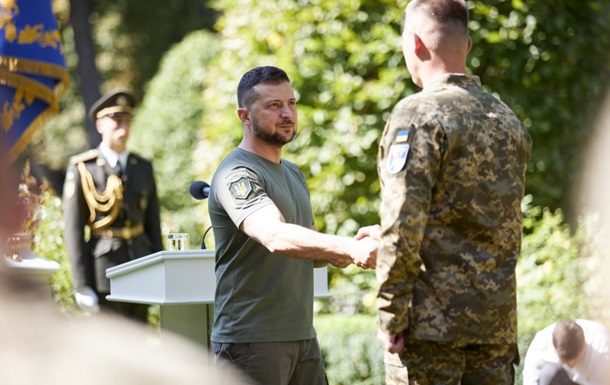Президент України Володимир Зеленський підписує указ про нагородження військових