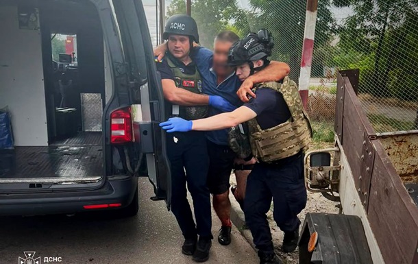 Рятувальники ДСНС ліквідовують наслідки ворожого удару