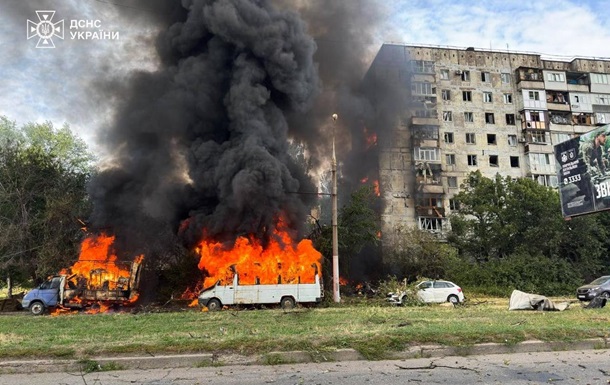Наслідки російських обстрілів житлових будинків у Запоріжжі