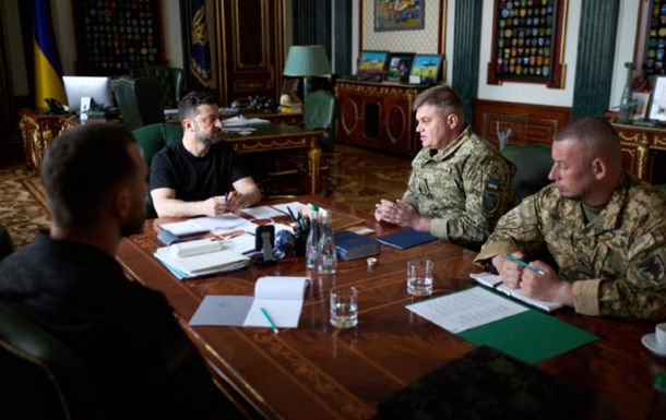 Володимир Зеленський проводить нараду з військовим командуванням ЗСУ