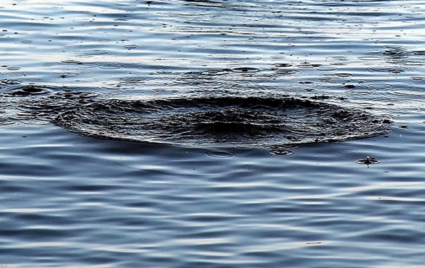 Поліцейська стрічка на фоні водойми, де сталася трагедія
