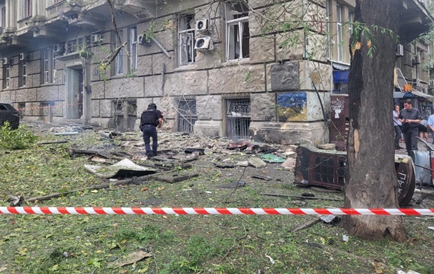 Наслідки російського ракетного удару по житловому будинку в Одесі
