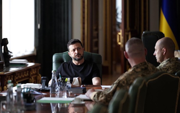 Володимир Зеленський під час наради щодо оборонної стратегії