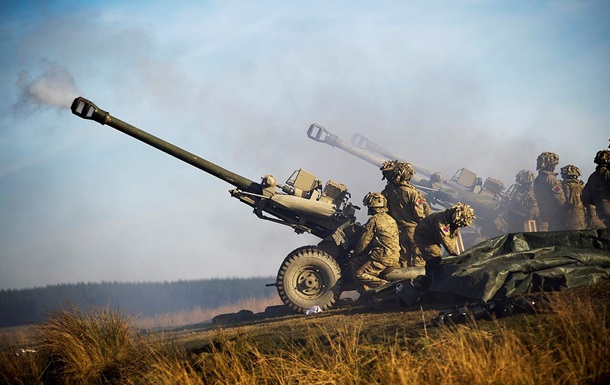 Британська гаубиця L119 на позиціях під час навчань